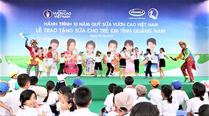 Khởi[-]động[-]hành[-]trình[-]trao[-]sữa[-]năm[-]thứ[-]10[-]liên[-]tiếp[-]của[-]Quỹ[-]Sữa[-]Vươn[-]Cao[-]Việt[-]Nam:[-]Trao[-]46.500[-]ly[-]sữa[-]cho[-]trẻ[-]em[-]tỉnh[-]Quảng[-]Nam